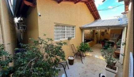 Imperdível casa à venda em Goiânia-GO, Jardim Planalto: 4 quartos, 1 suíte, 2 salas, 3 banheiros, 3 vagas de garagem, 290m².