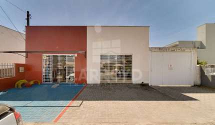CASA MISTA COM SALAS COMERCIAIS E EDÍCULA