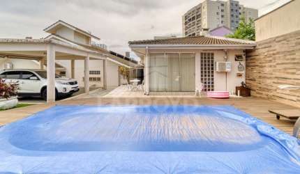 CASA COM PISCINA NO CENTRO DE TUBARÃO