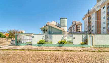 CASA DE ESQUINA EM AMPLO TERRENO PRÓX. AO FÓRUM