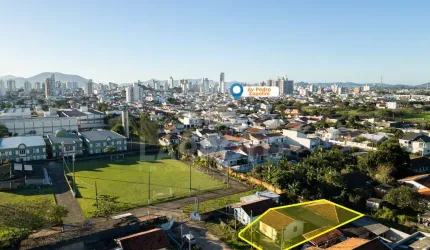 TERRENO COM DUAS CASAS