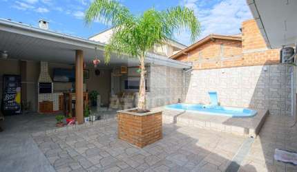 CASA SEMIMOBILIADA COM PISCINA