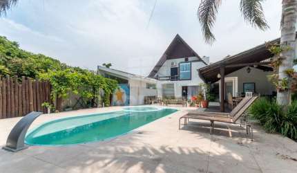 CASA COM PISCINA NO BAIRRO AEROPORTO