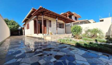 CASA COM EDÍCULA