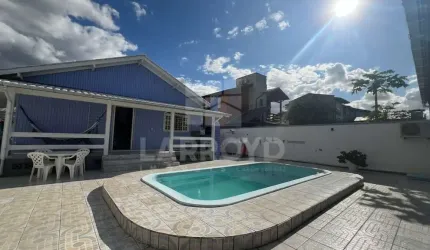 CASA COM EDÍCULA E PISCINA