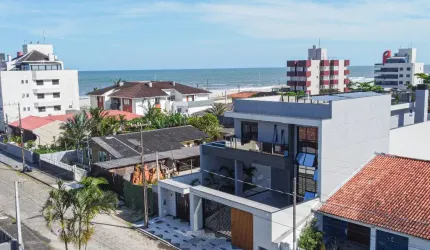 Casa Alto Padrão à poucos passos do Mar
