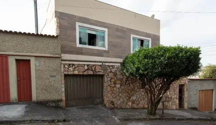 Excelente casa de dois andares, churrasqueira e piscina (próximo à Avenida Abílio Machado)