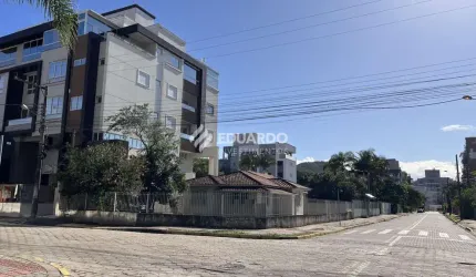 Lote à Venda com Casa de Madeira a 210m da Praia de Mariscal – Bombinhas/SC
