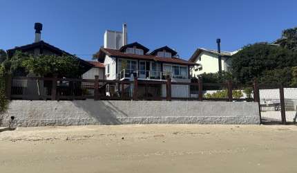 Casa de frente para a praia de Cacupe!
