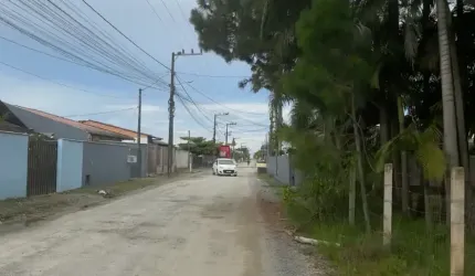 Terreno aterrado murado 13,5 frente x 15 fundos a 800 metros do mar.