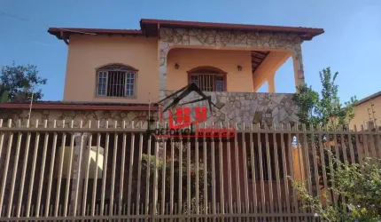 Casa com 320m² e duas vagas cobertas no Serrano