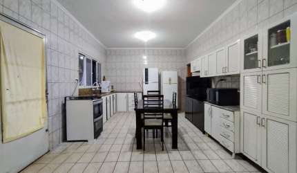 Versátil casa tipo para venda com 3 quartos, sendo 1 suíte, 193m²