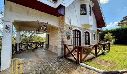 Casa clássica a venda em condomínio