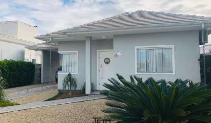 Casa a venda no bairro Universitários com 80m², 2 dormitórios,  piscina, 2 vagas