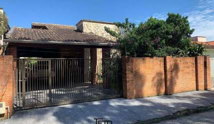 Casa á venda no bairro Universitários  com 4 dormitórios sendo 1 suíte com 138m²