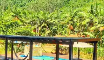 Sítio á venda em Canelinha, possuindo 3.700m², com uma casa sendo semi-mobiliada