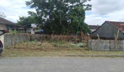 Terreno plano em rua calçada na Penha