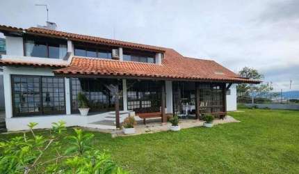 Casa em Condomínio à venda, no Bairro Bosque das Mansões, São José-SC, com 4 quartos, sendo 1 suíte, com 4 vagas