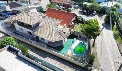 Casa à venda, no Bairro Armação do Pântano do Sul, Florianópolis-SC, com 4 quartos, 2 suítes, com 4 vagas