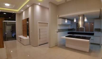 Casa com 3 Quartos, 2 Banheiros e 2 Vagas – Excelente Localização!