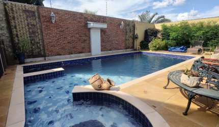 Casa com piscina no Jardim Monções