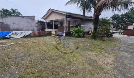 Casa com amplo terreno no Rio da Onça