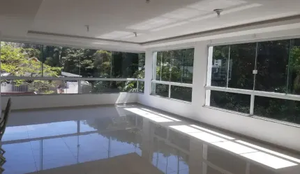3 SUÍTES, AMPLO LIVING  E CHURRASQUEIRA A CARVÃO!!!