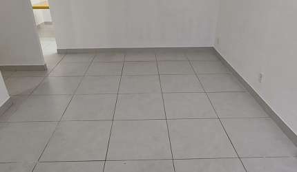 ALUGUEL DE SALA COMERCIAL GRANDE E COM DIVISÓRIA DE 60m2 COM 1 BANHEIRO NO BAIRRO DA APARECIDA EM SANTOS-SP