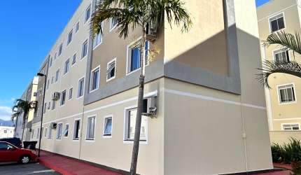 Apartamento térreo com quintal privativo
