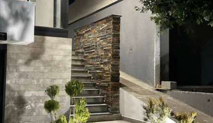 Casa moderna e sofisticada com área gourmet e jardim iluminado. Tremembé-SP