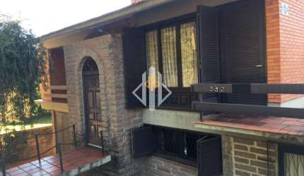 Contalex Vende Casa Bairro Centro, proximo a Av. Patria. Construção sólida, e amplas dependencias, com ótimo terreno e arborização.