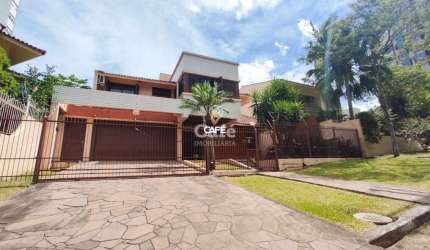 Ampla casa com 365 m², terreno 17x40, 04 dormitórios, 05 banheiros, 04 vagas de