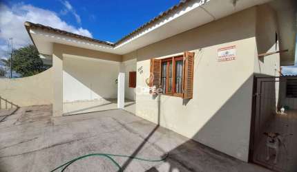 Casa 2 dormitórios, 1 banheiro, garagem, pátio, rua asfaltada ótima localização.