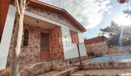 Casa com três dormitórios, garagem, com Pátio FINANCIÁVEL!