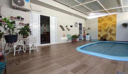 Linda casa com 3 dormitórios, 2 vagas com piscina.