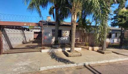 Ótima casa  com piscina à venda no Bairro Parque Pinheiro Machado