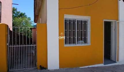 Casa De 2 Dormitórios, Sala De Estar, Banheiro Social, Cozinha e Pátio.