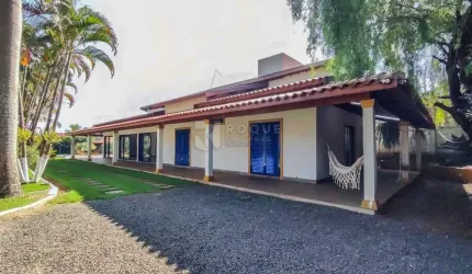 Linda chácara estilo Colonial em condomínio a venda, com 04 quartos, em Limeira - Porteira Fechada