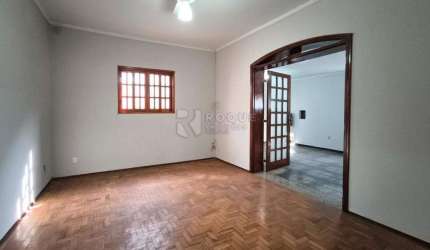 Casa com Edicula em excelente localização