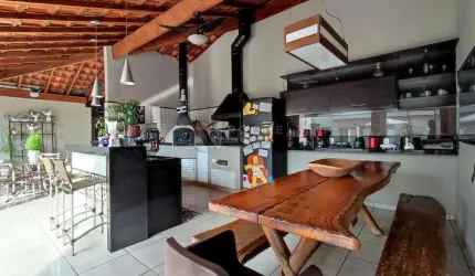 Excelente residência na Vila Teixeira Marques