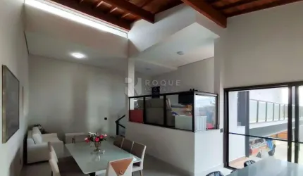 Linda residência em condomínio
