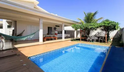Casa em condomínio com 3 suítes.