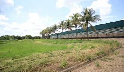 ÁREA INDUSTRIAL - COMERCIAL
