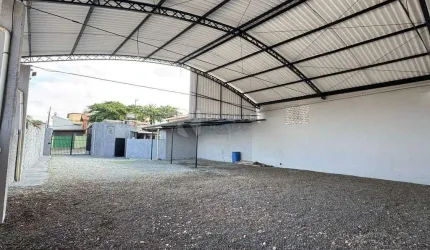 Casa Residencial à Venda com Galpão