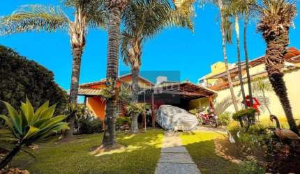 Casa com 4 quartos sendo um suíte com 4 vagas de garagem no bairro Arvoredo.