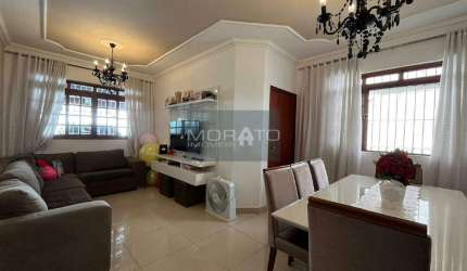 Casa 3 quartos sendo 1 suíte com 4 vagas de garagem no Bairro Dona Clara.