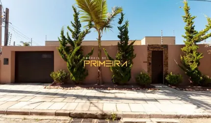 Casa em Santa Felicidade com piscina e 3 suítes .