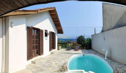 Casa com piscina em Quatro Barras.