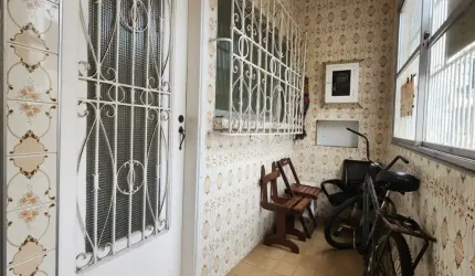 CASA AMPLA TODA REFORMADA, BEM AREJADA COM EDICULA.