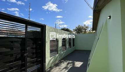 CASA DE 03 QUARTOS COM GARAGEM COBERTA